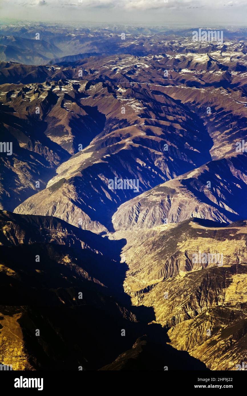 Bella vista dall'aereo alle montagne dell'Himalaya cinese sul lato tibetano neve Foto Stock