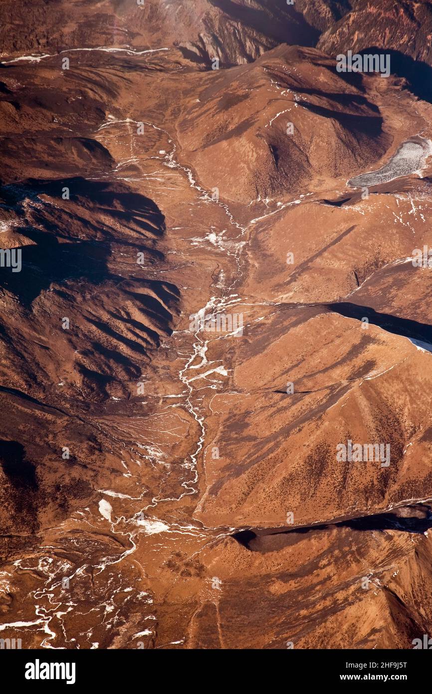Bella vista dall'aereo alle montagne dell'Himalaya cinese sul lato tibetano neve Foto Stock