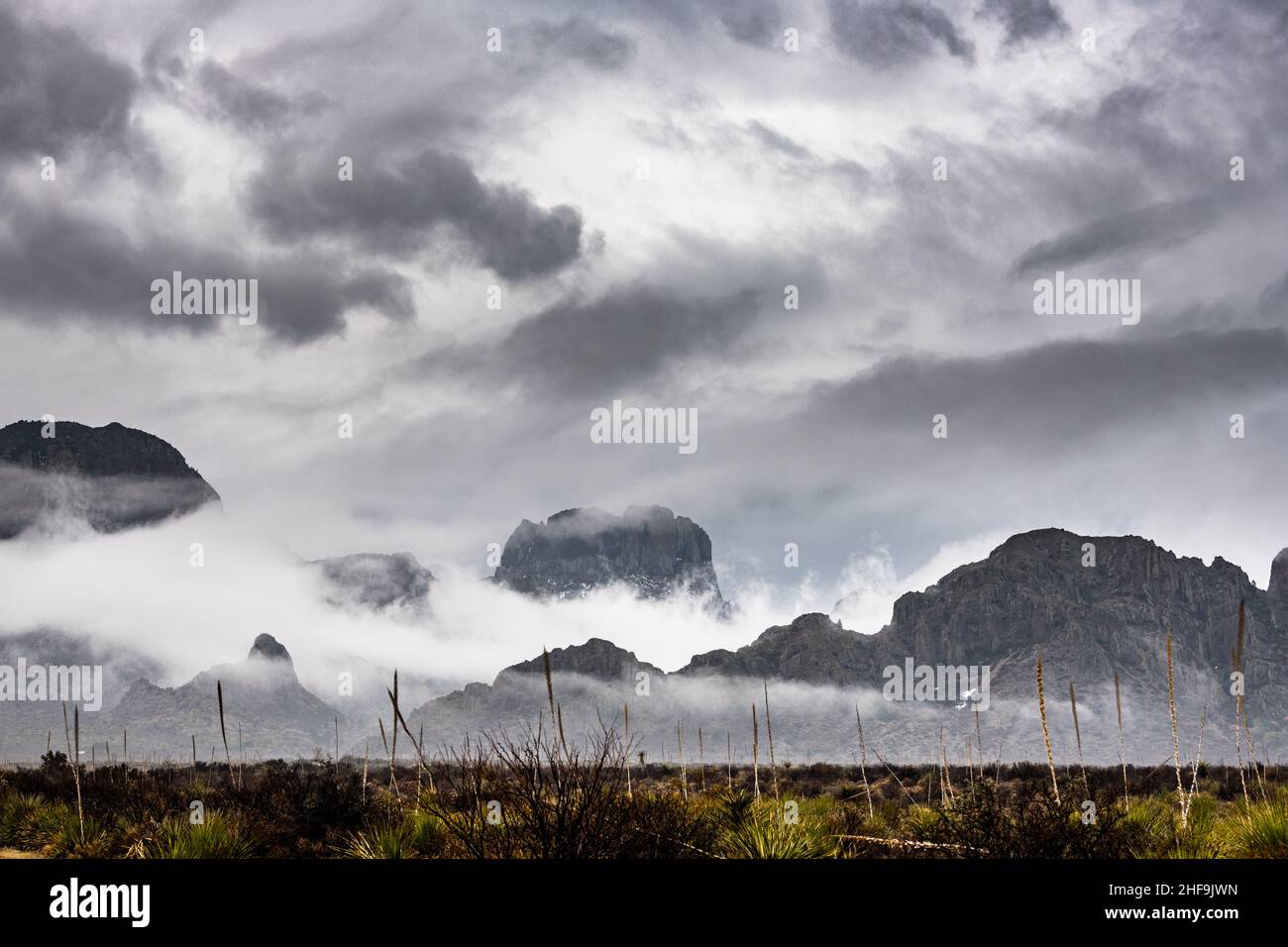Le nuvole invertite sembrano.Un'onda che si schiantò sulle montagne di Chisos in Big Bend Foto Stock