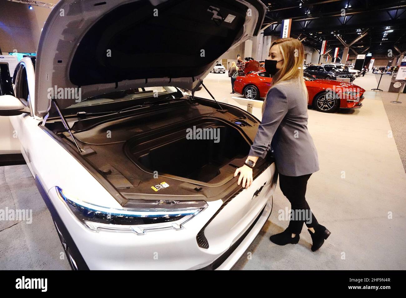St. Louis, Stati Uniti. 14th Jan 2022. Ford Motor Company, specialista del prodotto Arianna Stephenson di Chicago, spiega lo spazio vuoto dove un motore sarebbe andare, sulla nuova Ford Mustang Mach e auto elettrica, il giorno di apertura del St. Louis Auto Show presso l'America's Center di St. Louis Venerdì 14 gennaio 2022. Le auto elettriche sono un grande richiamo alla fiera di quest'anno. Foto di Bill Greenblatt/UPI Credit: UPI/Alamy Live News Foto Stock