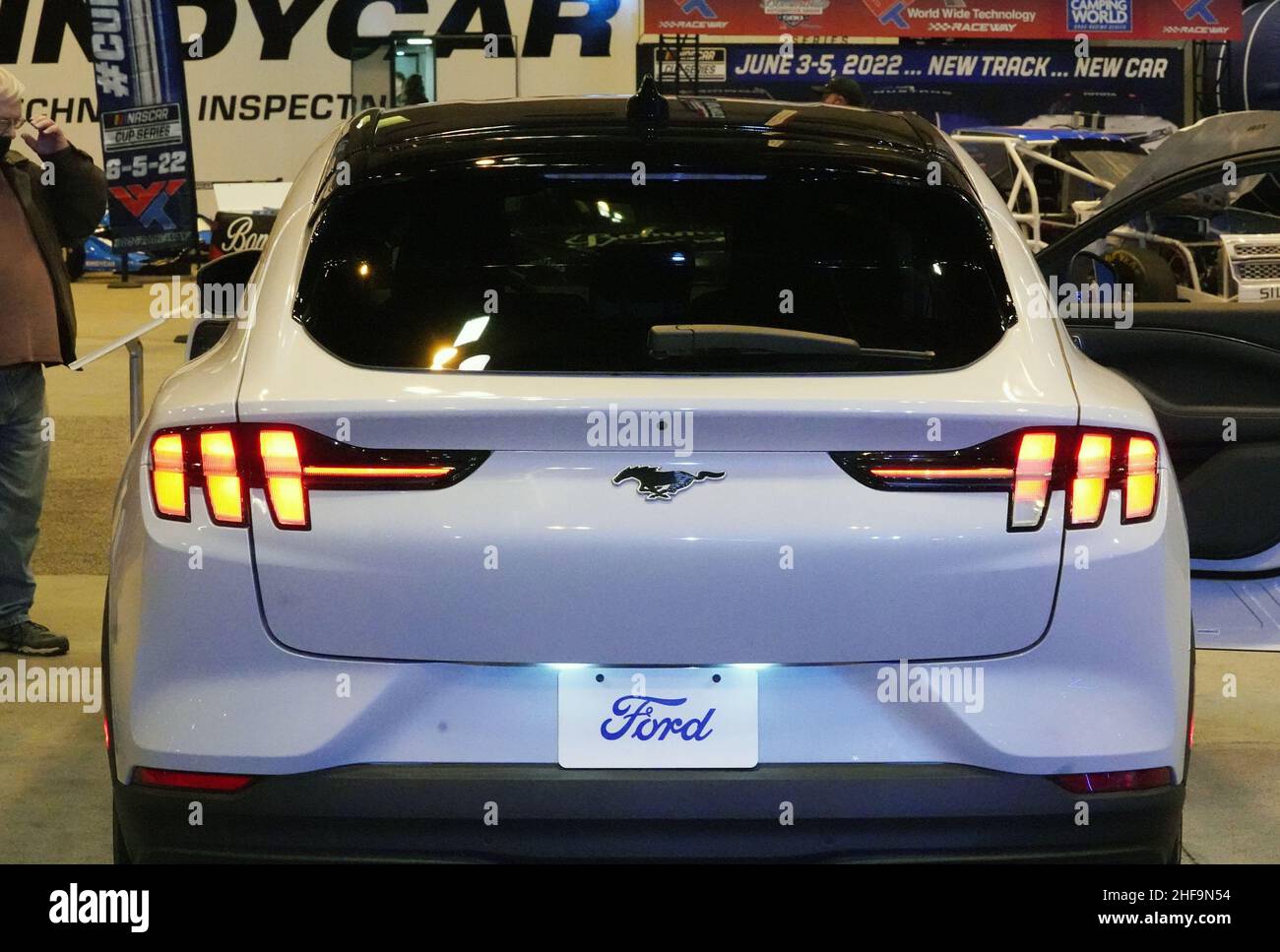 St. Louis, Stati Uniti. 14th Jan 2022. La nuova auto elettrica Ford Mustang Mach e, si accende dal retro il giorno di apertura del St. Louis Auto Show presso l'America's Center di St. Louis venerdì 14 gennaio 2022. Le auto elettriche sono un grande richiamo alla fiera di quest'anno. Foto di Bill Greenblatt/UPI Credit: UPI/Alamy Live News Foto Stock
