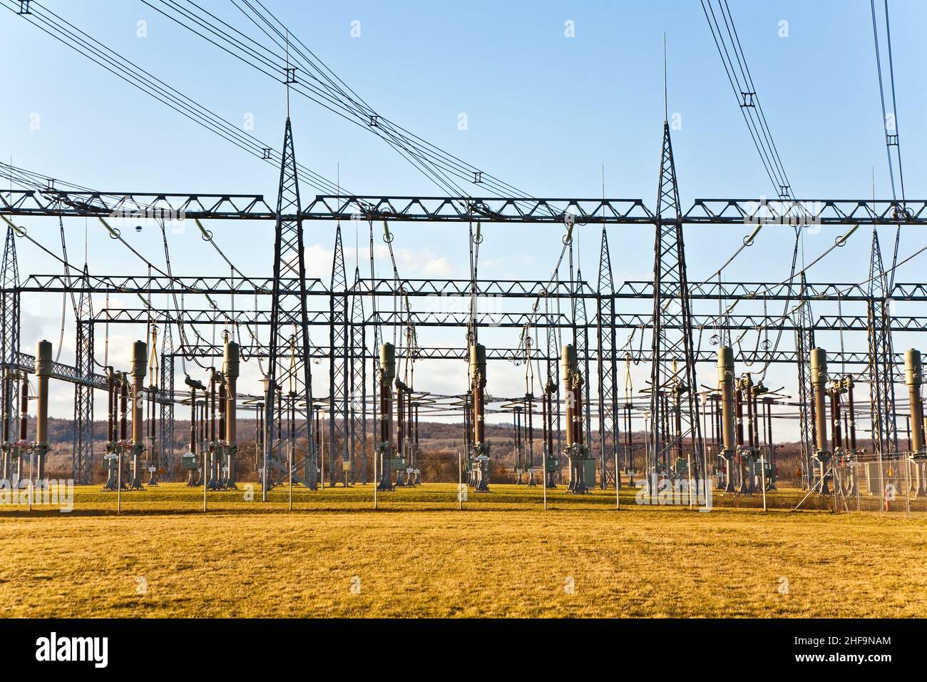 stazione relè elettrica con isolatore ad alta tensione e linee elettriche Foto Stock