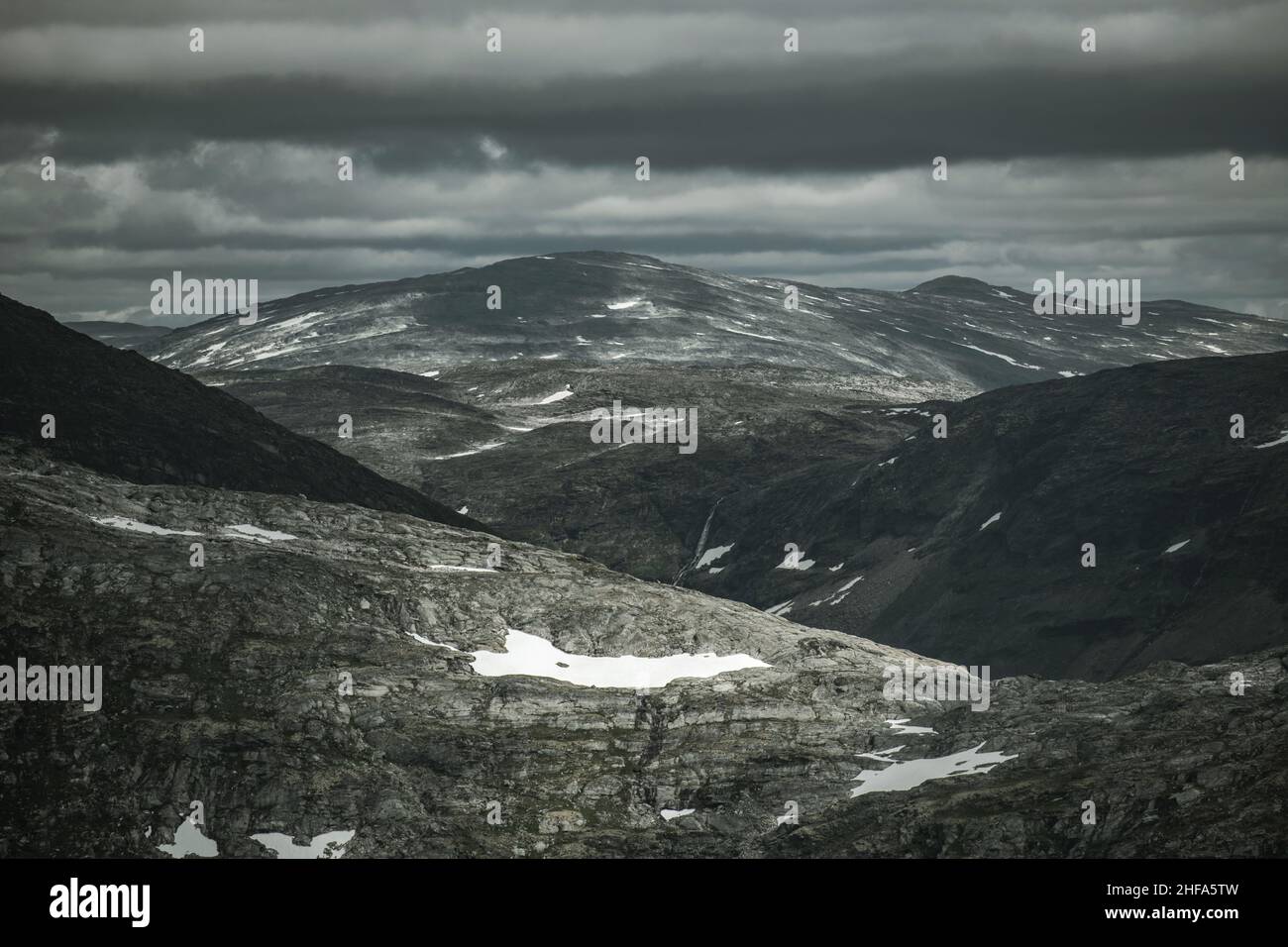 Scenico e suggestivo paesaggio della contea di Vestland glaciale roccioso vicino a Geiranger Norvegia, Europa. Foto Stock