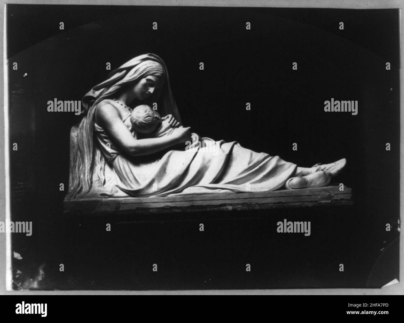 La scultura di donna reclinabili con un bambino in braccio Foto Stock