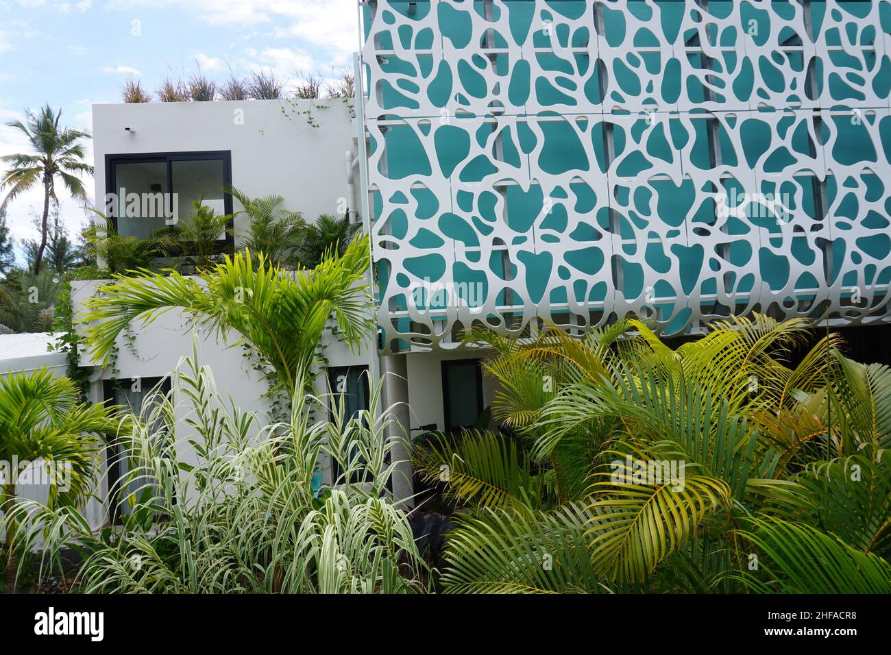 Design funky su una facciata in metallo di un edificio con paesaggio lussureggiante sull'isola tropicale di la Réunion, Francia Foto Stock