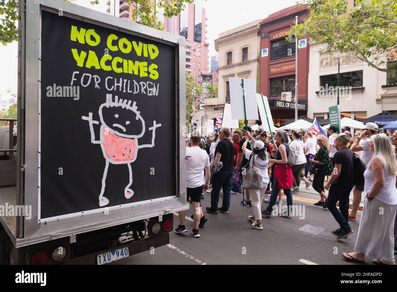 Melbourne, Australia, 15 gennaio 2022. I manifestanti hanno superato un camion con un segno 'no Covid Vaccines for Children' durante una marcia di protesta pianificata organizzata dal gruppo di riconquistare la linea che appone i mandati di vaccino e altre misure sanitarie introdotte dai governi statali e federali. Credit: Michael Currie/Speed Media/Alamy Live News Foto Stock