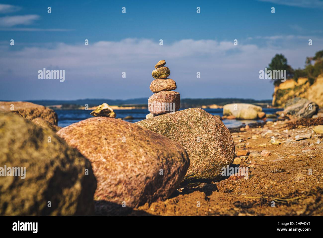 Cairns sulla spiaggia vicino a Reddevitzer Hoeft sull'isola di Ruegen, Meclemburgo-Pomerania occidentale, Germania Foto Stock