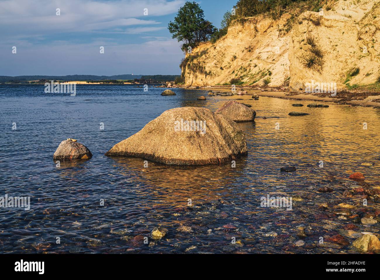 La costa del Mar Baltico e le scogliere vicino a Reddevitzer Hoeft sull'isola di Ruegen, Meclemburgo-Pomerania occidentale, Germania Foto Stock