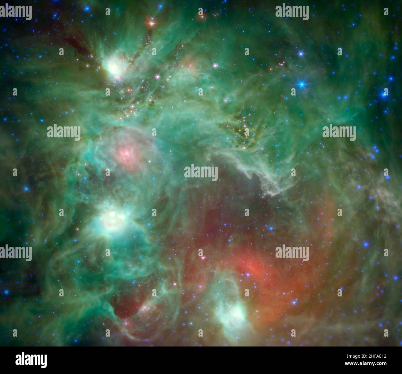 Spazio. 9th Feb 2015. In questa immagine a infrarossi della regione che forma le stelle NGC 2174, come visto dal telescopio spaziale Spitzer della NASA, vengono rivelate decine di stelle del bambino avvolte dalla polvere. In questa immagine pubblicata per la prima volta nel 2015, alle lunghezze d'onda infrarosse sono stati assegnati colori visibili che vediamo con i nostri occhi. La luce con una lunghezza d'onda di 3,5 micron è indicata in blu, 8,0 micron è verde e 24 micron in rosso. I verdi mostrano le molecole organiche nelle nuvole di polvere, illuminate da luce di stella. I rossi sono causati dalla radiazione termica emessa dalle aree di polvere più calde. (Credit Image: © NASA/ZUMA Pres Foto Stock