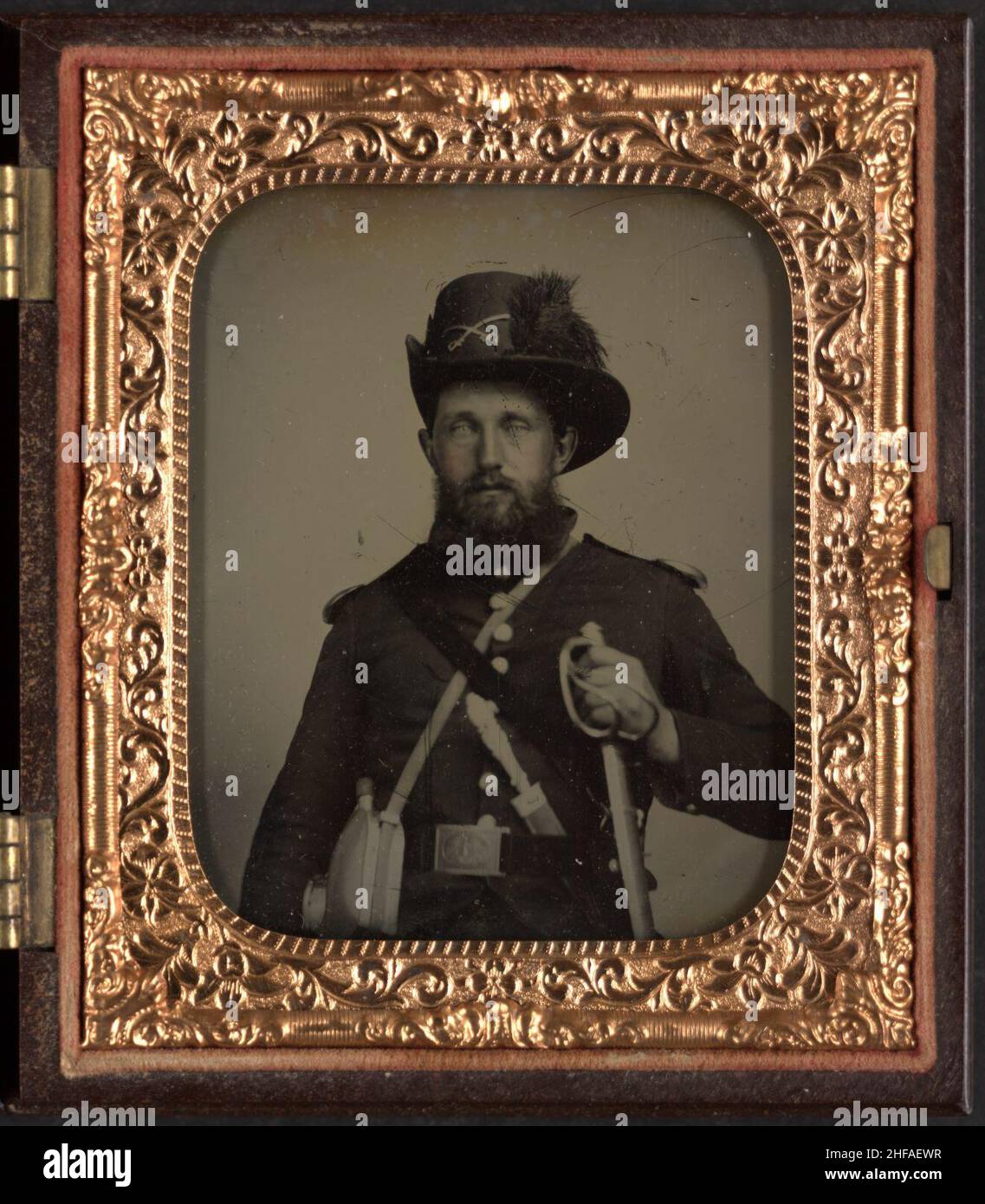 Secondo sergente John Hamilton Ervine di 14th Virginia Cavalry Regiment, Co. I, 1st Virginia Cavalry Regiment, e Co. I, 4th Virginia fanteria Regiment in uniforme con spada, coltello, mensa, Foto Stock