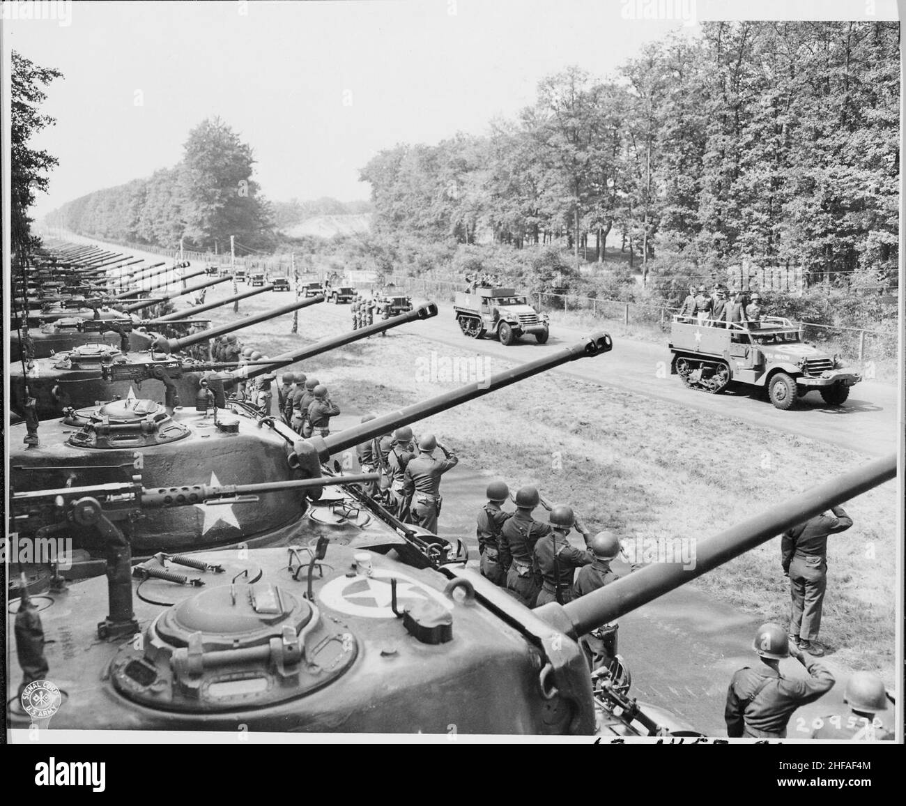 Il segretario della guerra Henry Stimson ispeziona la Seconda Divisione Corazzate di Berlino in Germania durante la Conferenza di Potsdam. Foto Stock