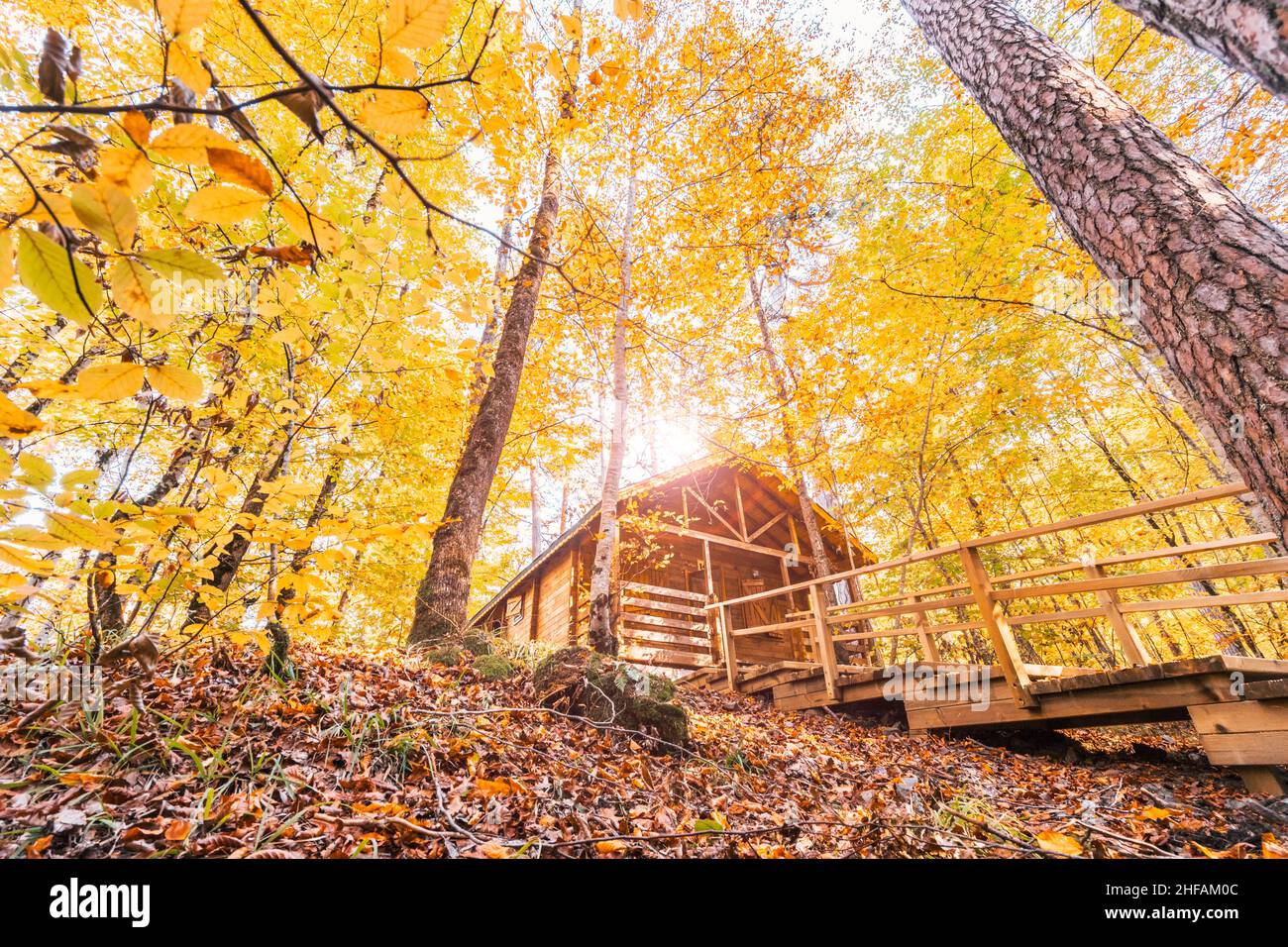 Bella vista autunno con casa di legno in (sette laghi) Yedidigoller National Park. Bolu è una provincia della Turchia nordoccidentale. Foto Stock