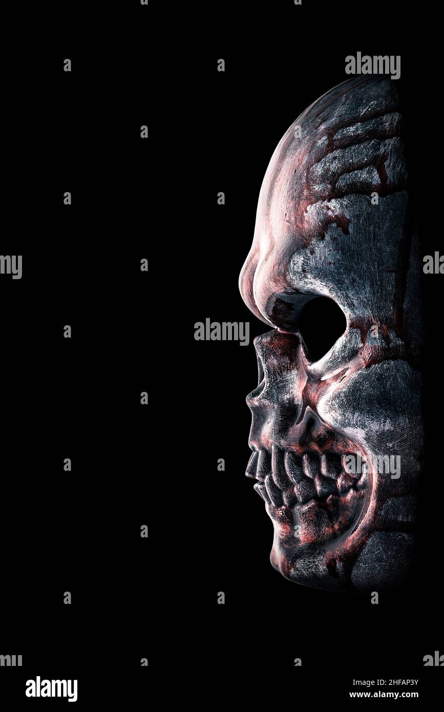 Cranio umano nel sangue isolati su sfondo nero con tracciato di ritaglio Foto Stock