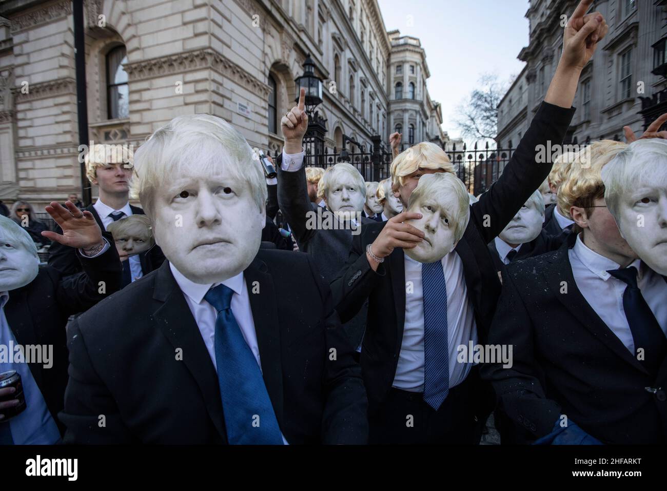 Flash-mob di 'partygate' anti-Boris Johnson manifestanti indossando floppy biondo wig e Boris Johnson Foto Stock
