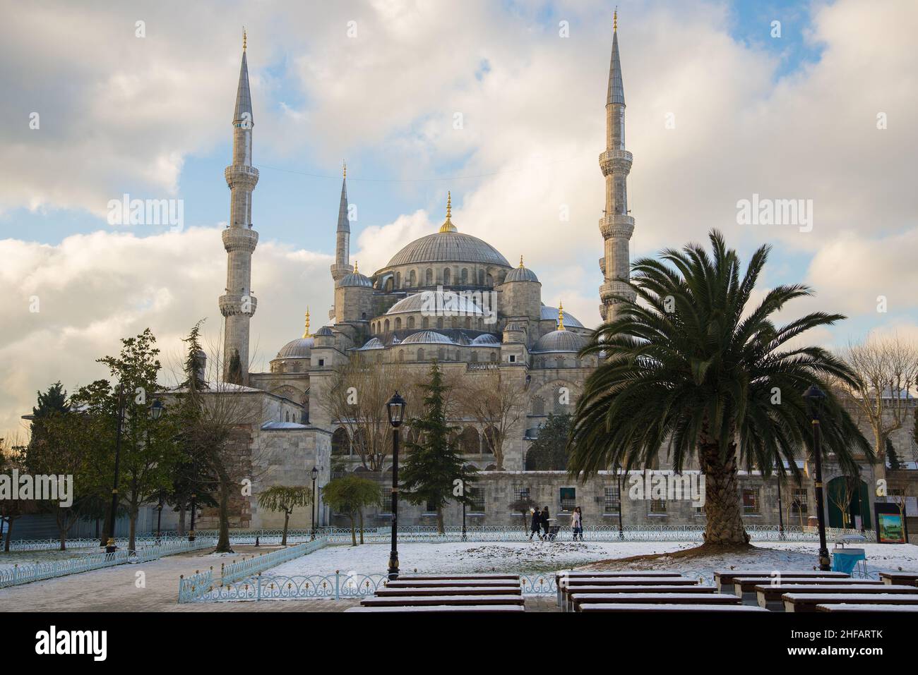 Gennaio nuvoloso giorno presso l'antica moschea di Sultanahmet Camii. Istanbul, Turchia Foto Stock