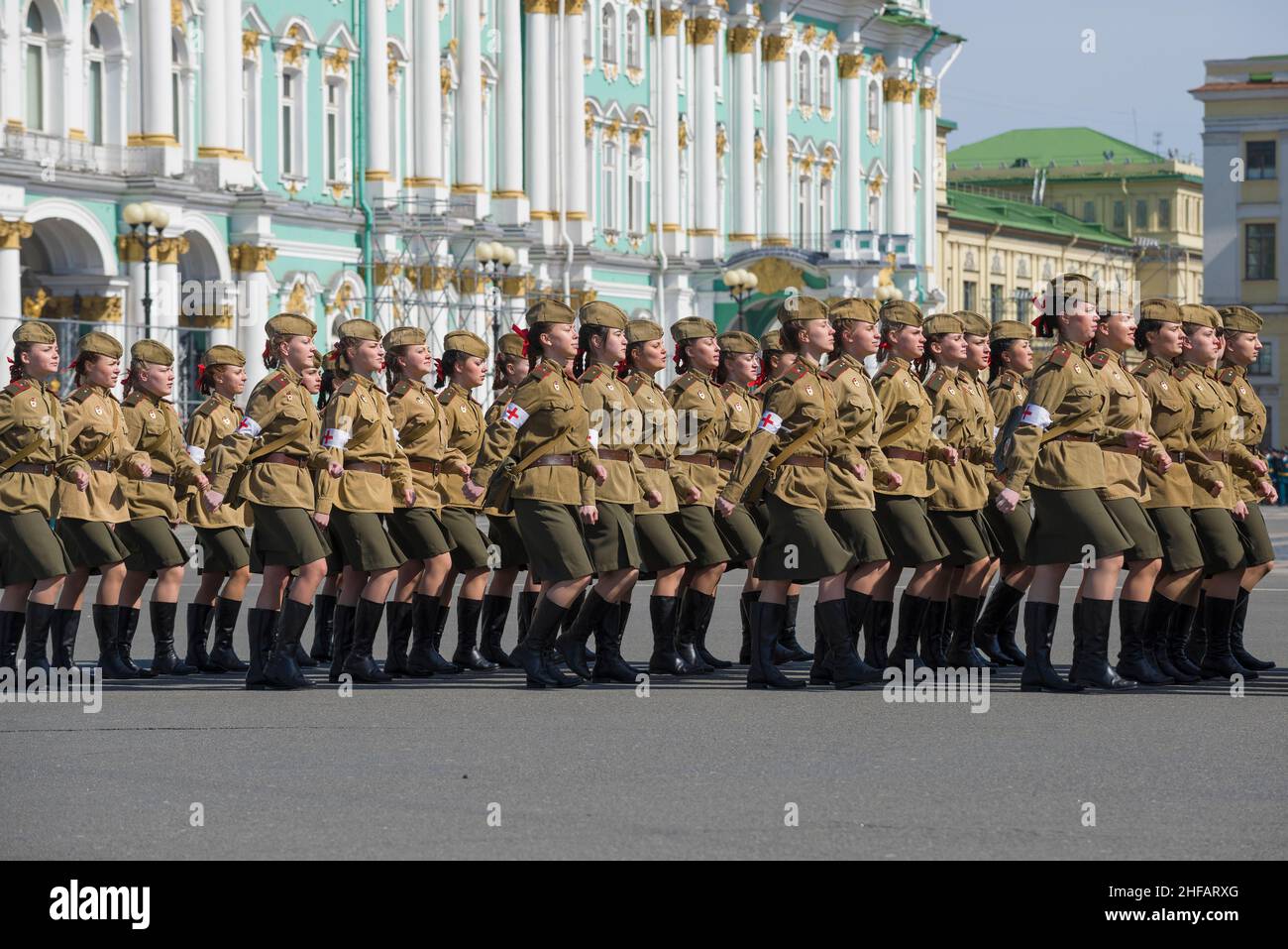 ST. PETERSBURG, RUSSIA - 05 MAGGIO 2015: Ragazze in uniforme militare durante la Grande Guerra Patriottica sulle prove della parata militare in onore del VI Foto Stock