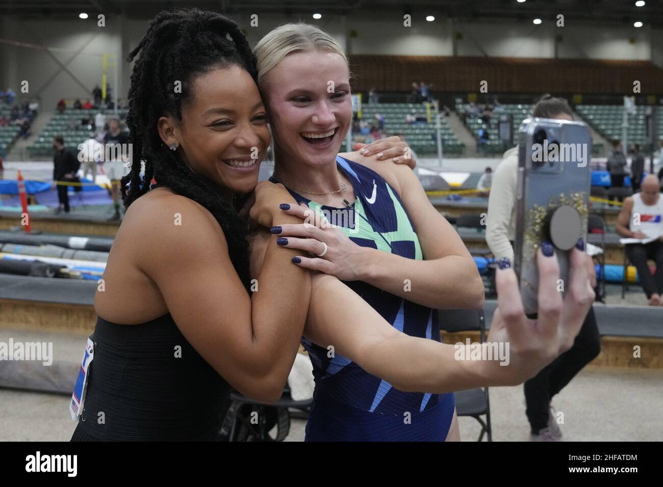 Kristen Brown (a sinistra) e Katie Nageotte posano durante l'UCS Spirit National Pole Vault Summit al Reno-Sparks Livestock Events Center, venerdì, gennaio Foto Stock