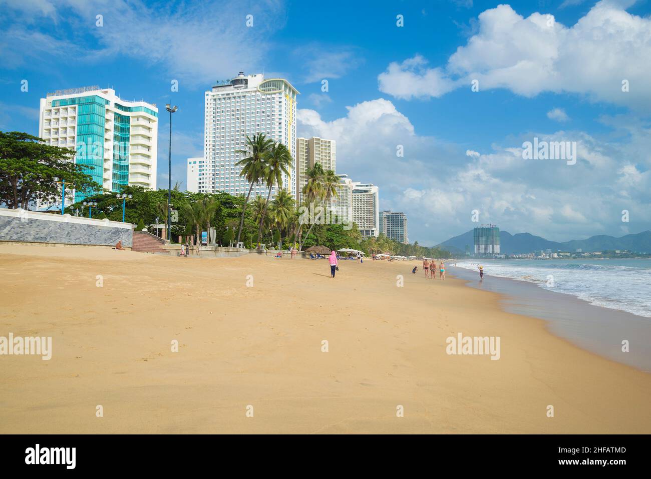 NHA TRANG, VIET NAM - 30 DICEMBRE 2015: Spiaggia della città in una giornata di sole Foto Stock