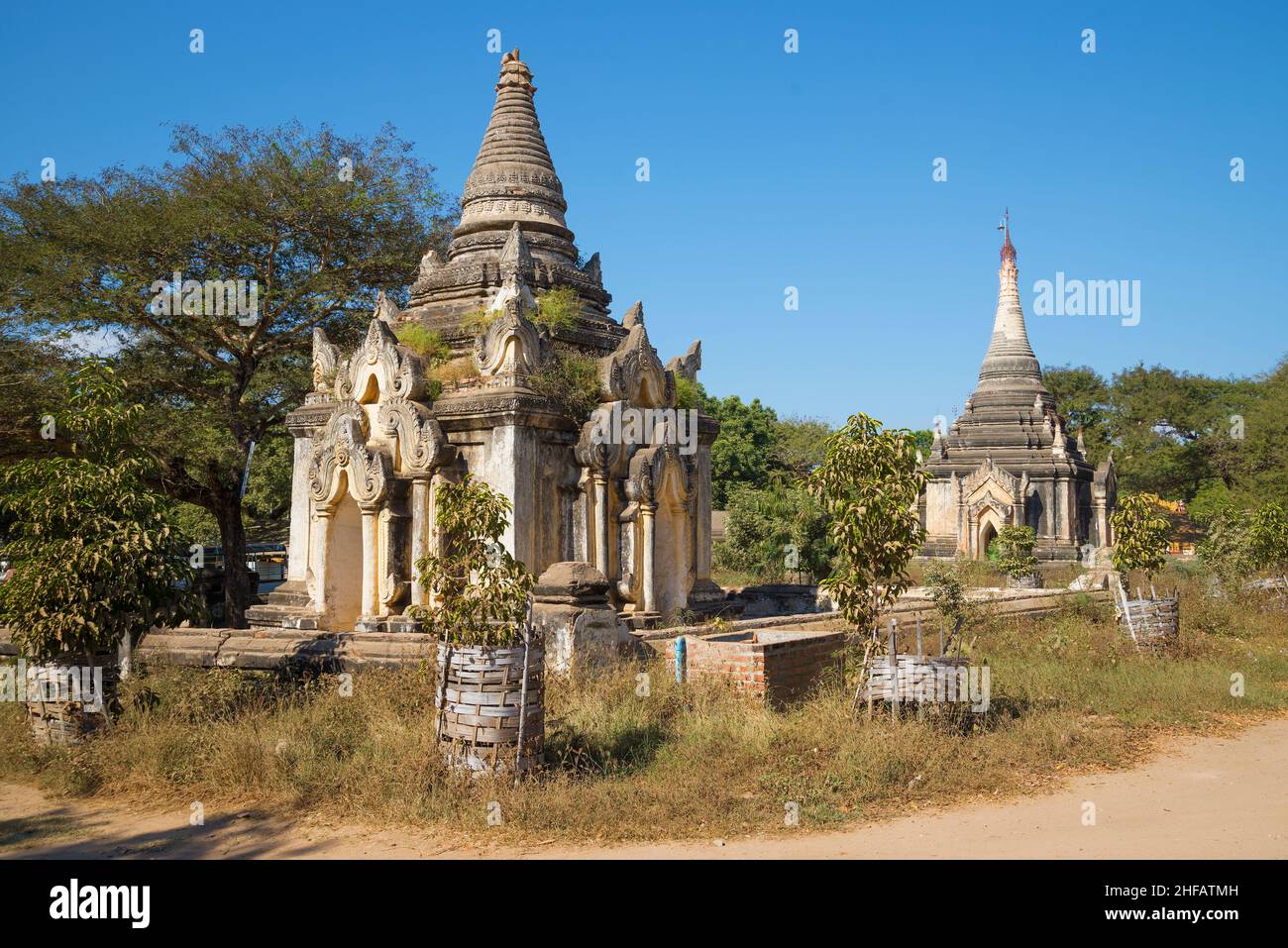 Templi buddisti dei secoli XI - XIII sul territorio del Vecchio Bagan in una giornata di sole. Myanmar (Birmania) Foto Stock