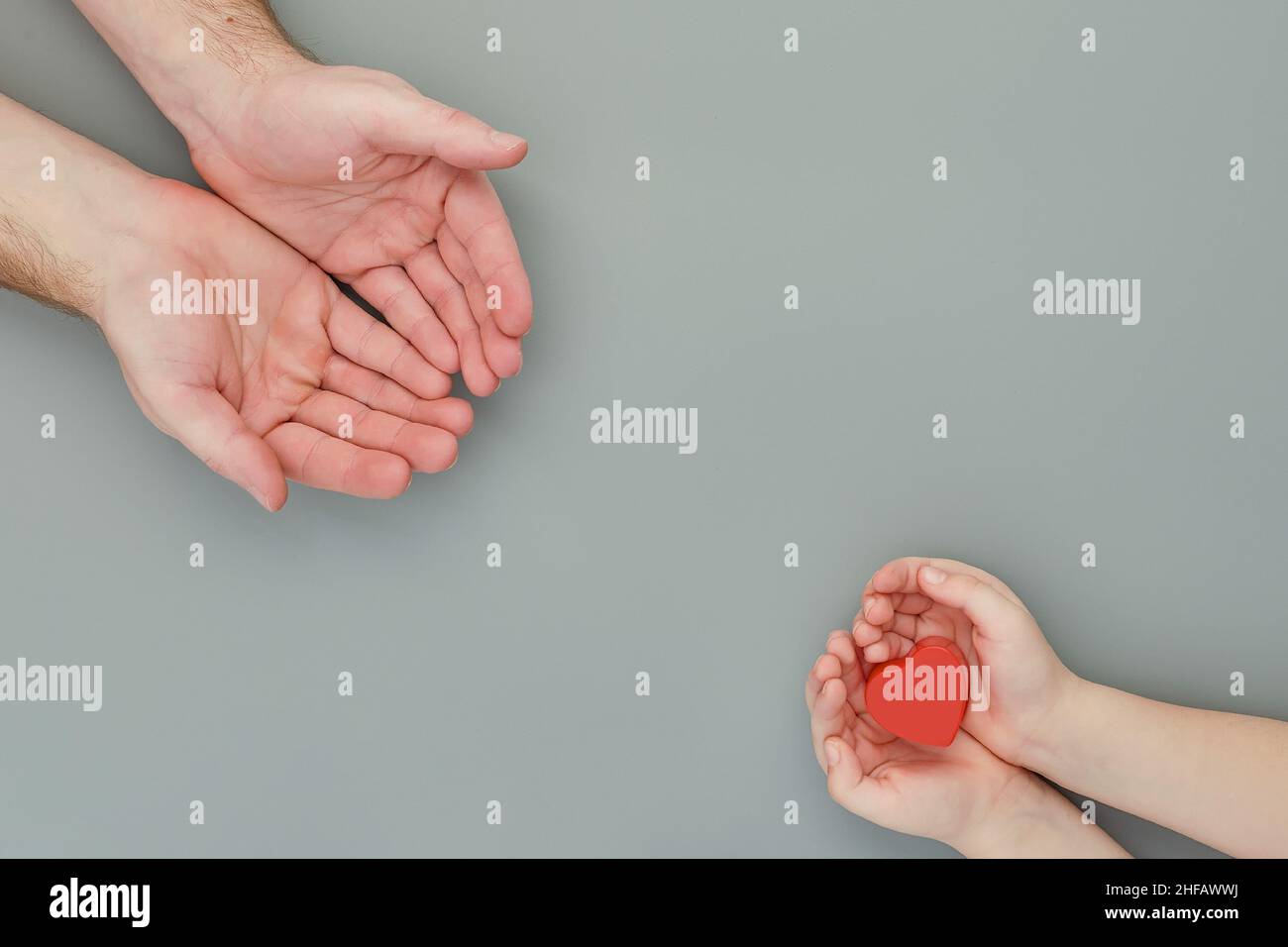 Concetti di amore, cuore nelle mani, cuore rosso di tenuta, salute del cuore, donazione, Beneficenza volontaria felice, responsabilità sociale CSR, giornata del cuore del mondo, mondo He Foto Stock