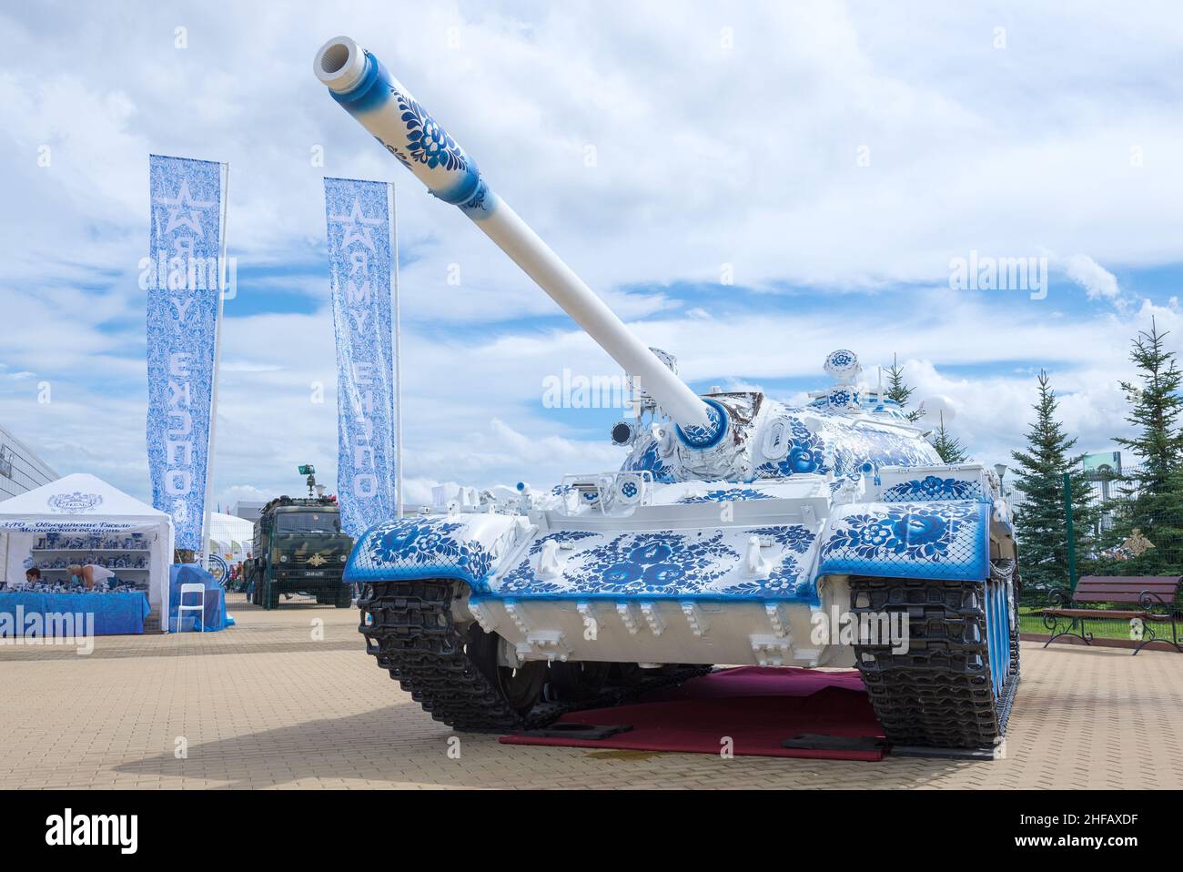 REGIONE DI MOSCA, RUSSIA - 27 AGOSTO 2020: Carro armato medio sovietico T-55, dipinto nello stile dei modelli nazionali russi, primo piano. Mostra dell'internat Foto Stock