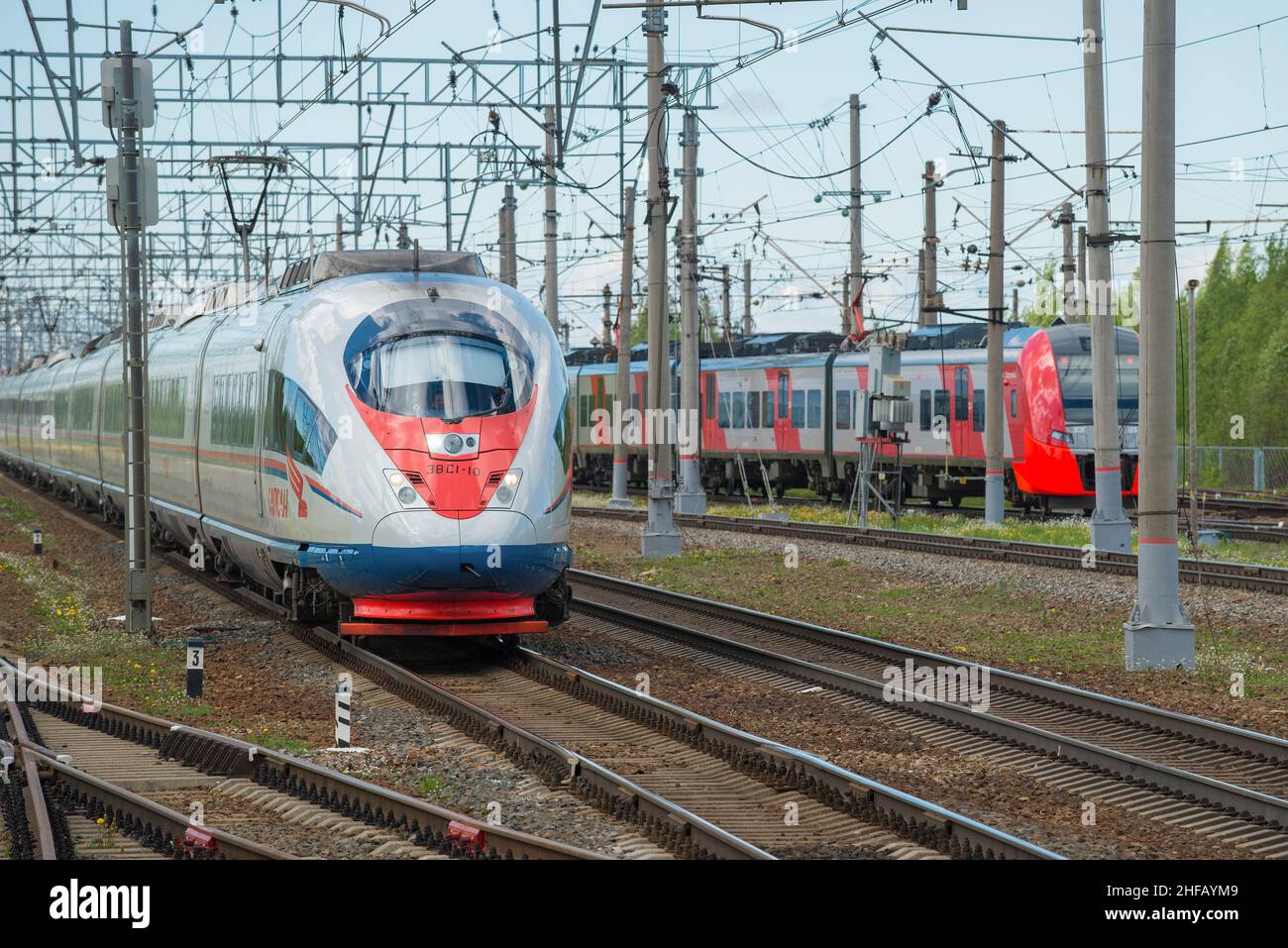 REGIONE DI LENINGRAD, RUSSIA - 24 MAGGIO 2021: Treno ad alta velocità EVS1-10 'Sapsan' sulla linea ferroviaria in un pomeriggio di maggio. Ferrovia di ottobre Foto Stock