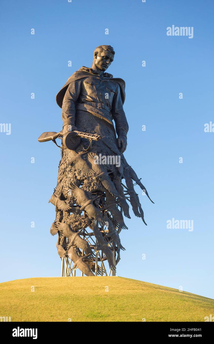 RZHEV, RUSSIA - 07 LUGLIO 2021: Scultura di un soldato in lutto contro il cielo blu. Memoria in onore di tutti i soldati sovietici morti durante il Grea Foto Stock