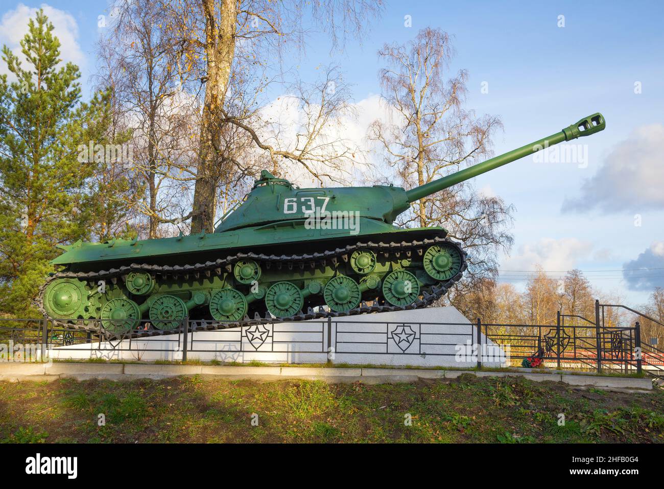 PRIOZERSK, RUSSIA - 24 OTTOBRE 2021: Serbatoio sovietico IS-3 di 1945, vista del profilo. Monumento in onore del 55th anniversario della Vittoria nella Grande Pa Foto Stock