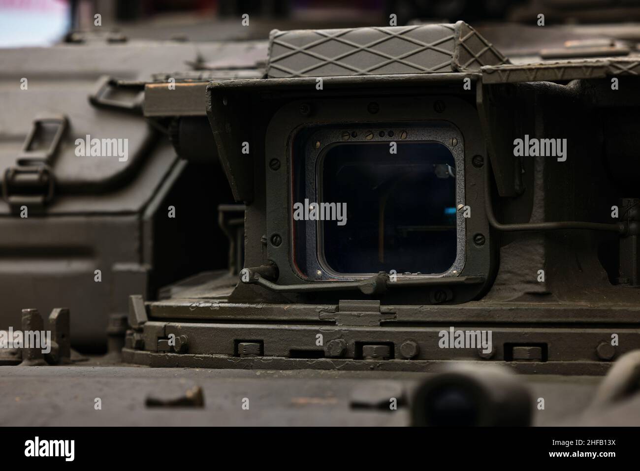 Dispositivi di sorveglianza di un moderno serbatoio. Corpi di sorveglianza di veicoli blindati, immagini digitali e periscopio analogico. Foto Stock