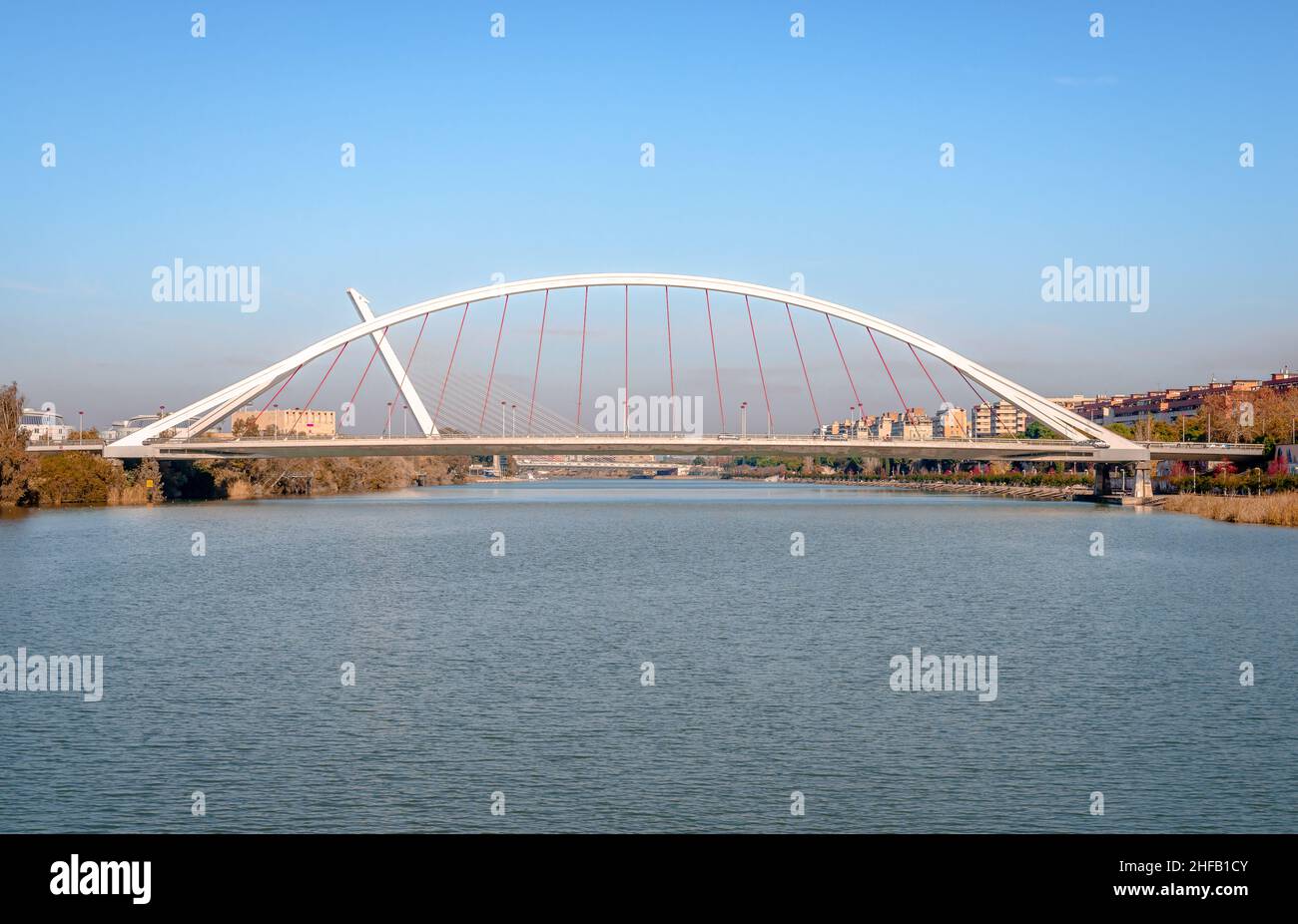 Vista panoramica del Ponte Barqueta, un ponte ad arco legato che attraversa il canale Alfonso XII del fiume Guadalquivir a Siviglia, Andalusia, Spagna. Foto Stock