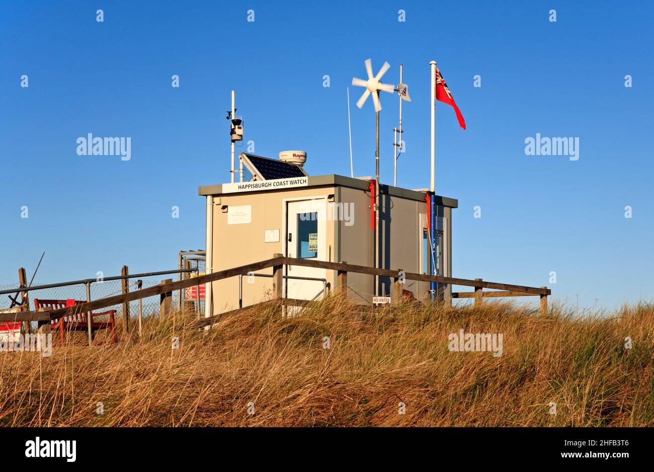 Una vista della stazione volontaria di Happisburgh Coast Watch in cima alle dune sulla costa nord del Norfolk a Cart Gap, Happisburgh, Norfolk, Inghilterra, Regno Unito. Foto Stock