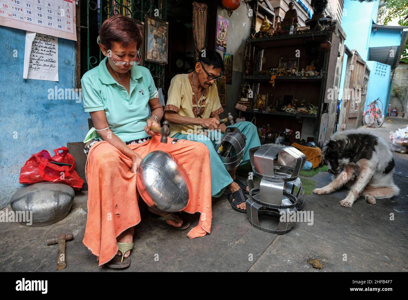 Bangkok, Thailandia - Gennaio 2022: Artigiani della Comunità Ban Bat che fanno ciotole utilizzate dai monaci buddisti per chiedere elemosine il 12 Gennaio 2022. Foto Stock