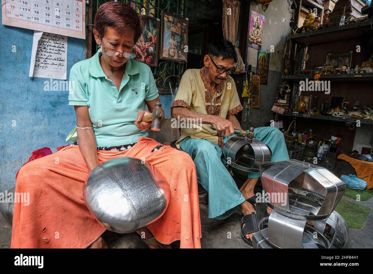 Bangkok, Thailandia - Gennaio 2022: Artigiani della Comunità Ban Bat che fanno ciotole utilizzate dai monaci buddisti per chiedere elemosine il 12 Gennaio 2022. Foto Stock