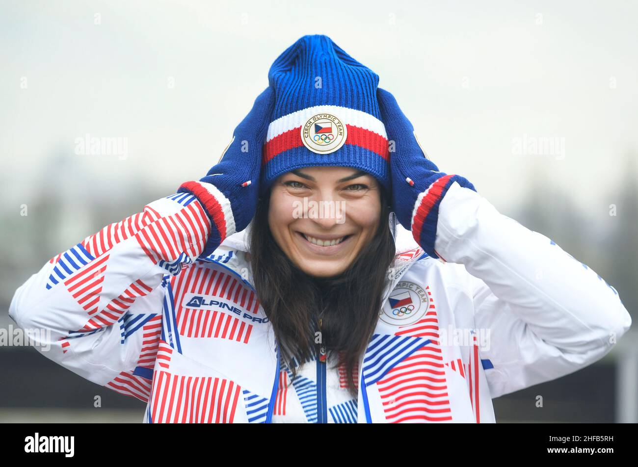 Praga, Repubblica Ceca. 15th Jan 2022. Lo sciatore ceco Martina Dubovska presenta una collezione di abbigliamento sportivo per le prossime Olimpiadi invernali di Pechino a Praga, Repubblica Ceca, 15 gennaio 2022. Credit: Michaela Rihova/CTK Photo/Alamy Live News Foto Stock