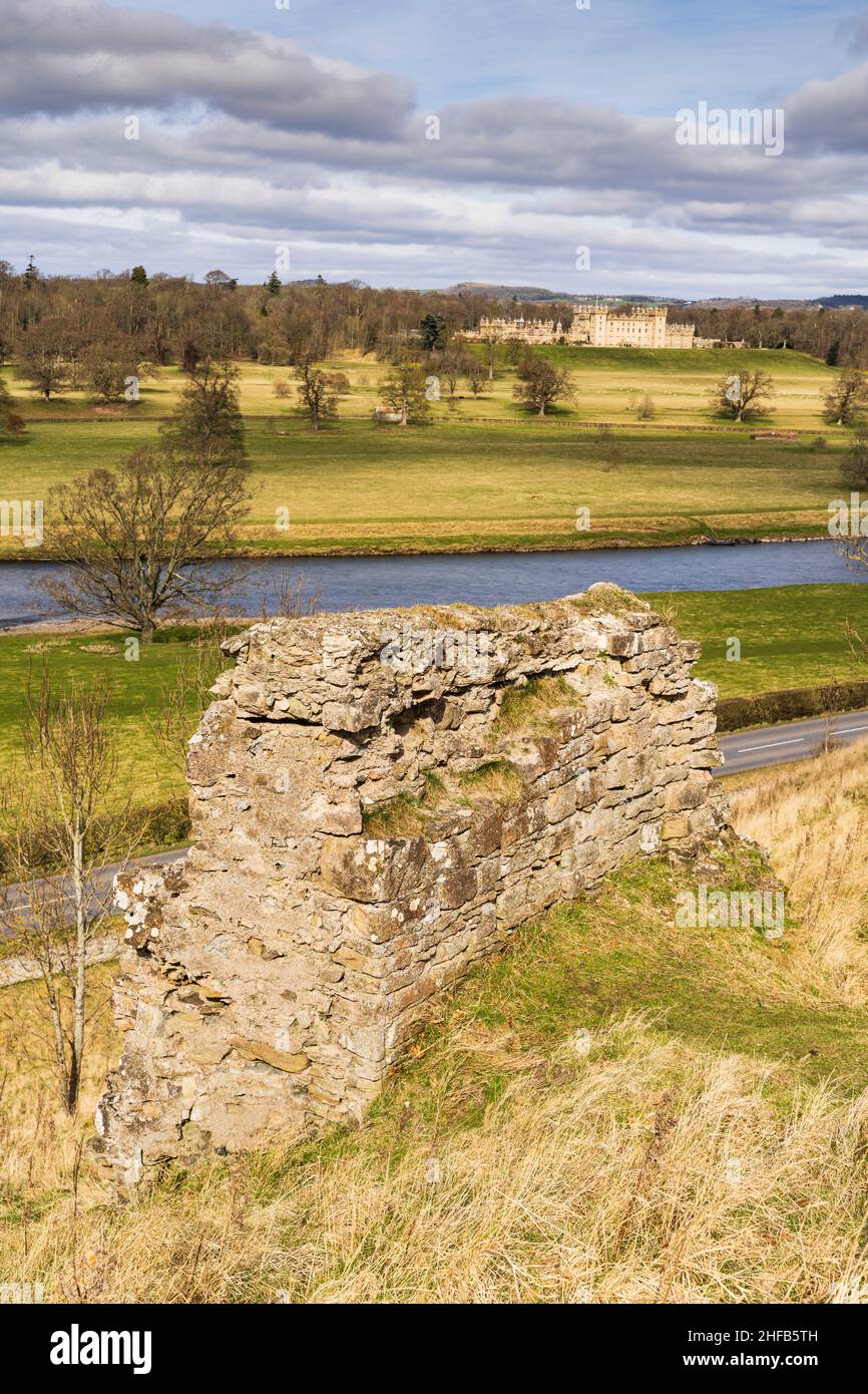 Floors Castello, sede del Duca di Roxburghe, visto dal tumulo e le mura in rovina del Castello di Roxburgh - vicino a Kelso, confini scozzesi. Foto Stock