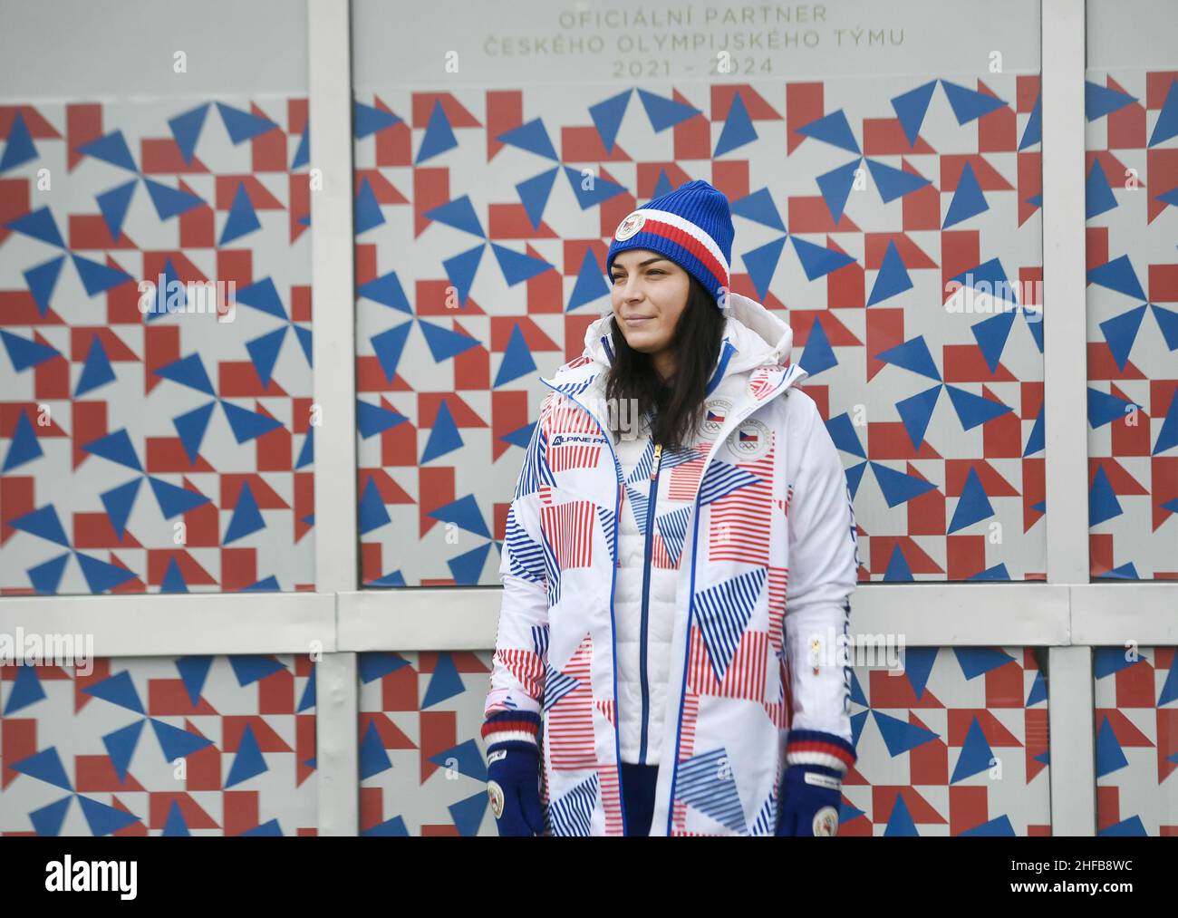 Praga, Repubblica Ceca. 15th Jan 2022. Lo sciatore ceco Martina Dubovska presenta una collezione di abbigliamento sportivo per le prossime Olimpiadi invernali di Pechino a Praga, Repubblica Ceca, 15 gennaio 2022. Credit: Michaela Rihova/CTK Photo/Alamy Live News Foto Stock