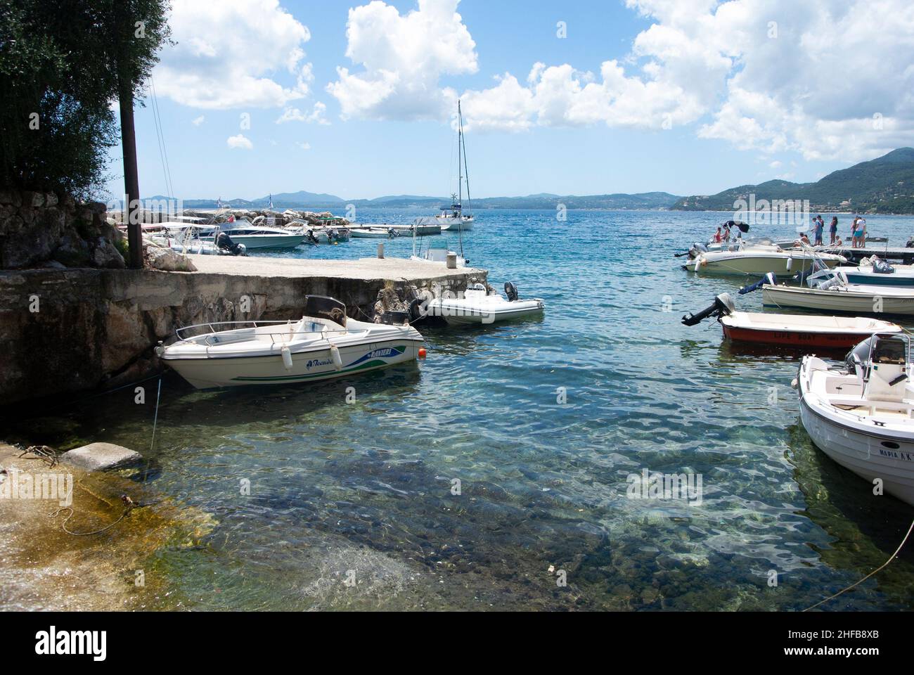 Nissaki, - Grecia - Luglio 10 2014 : piccole barche a .beautiful Corfu, isola. Tranquilla scena estiva in una piccola baia preety. Visualizzazione orizzontale. Foto Stock
