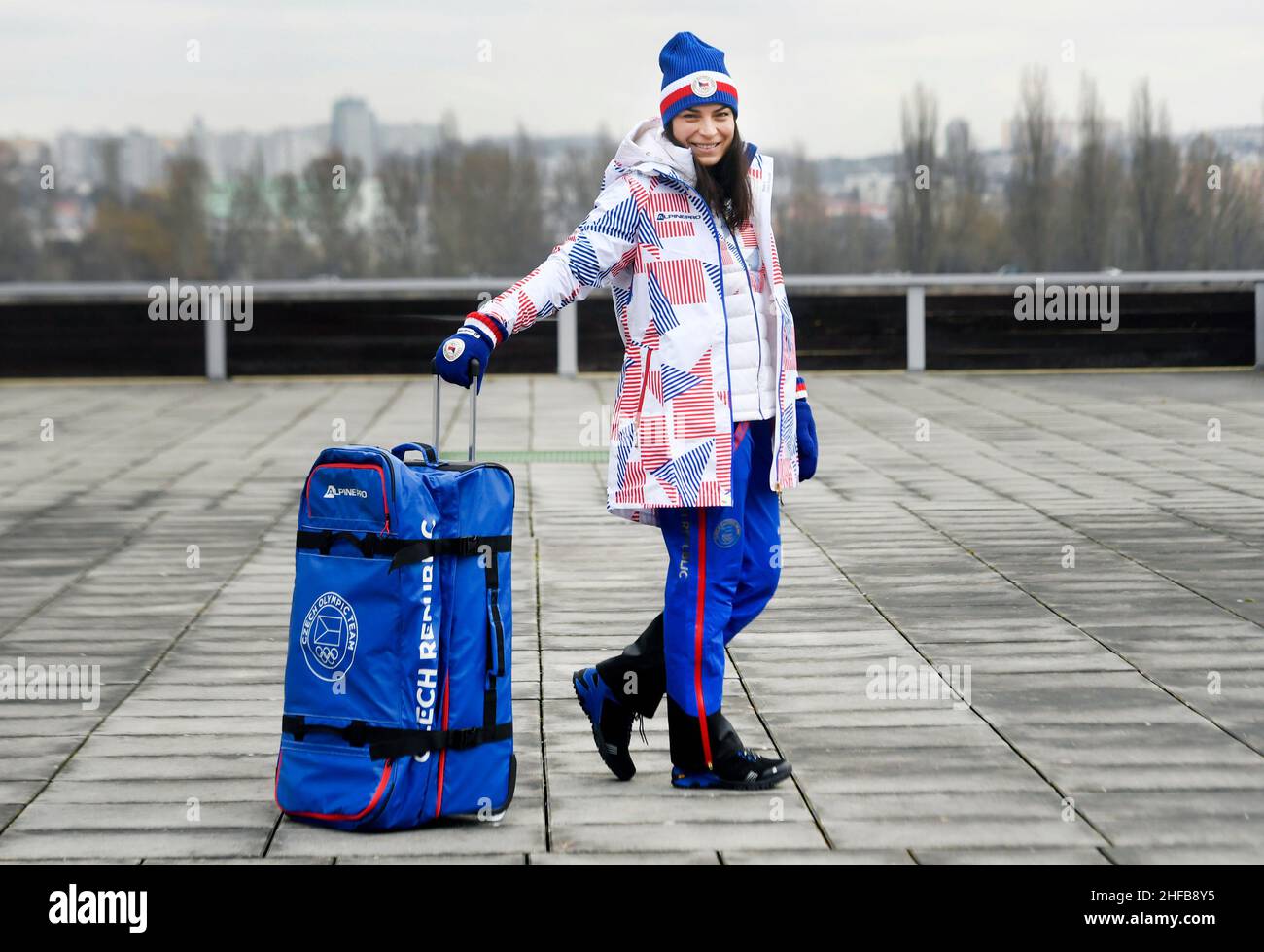 Praga, Repubblica Ceca. 15th Jan 2022. Lo sciatore ceco Martina Dubovska presenta una collezione di abbigliamento sportivo per le prossime Olimpiadi invernali di Pechino a Praga, Repubblica Ceca, 15 gennaio 2022. Credit: Michaela Rihova/CTK Photo/Alamy Live News Foto Stock