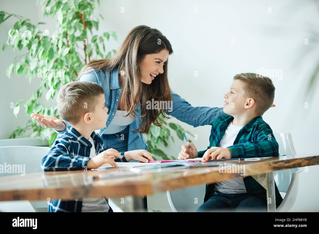 lavoro di insegnamento istruzione madre figli figlio familiare infanzia Foto Stock