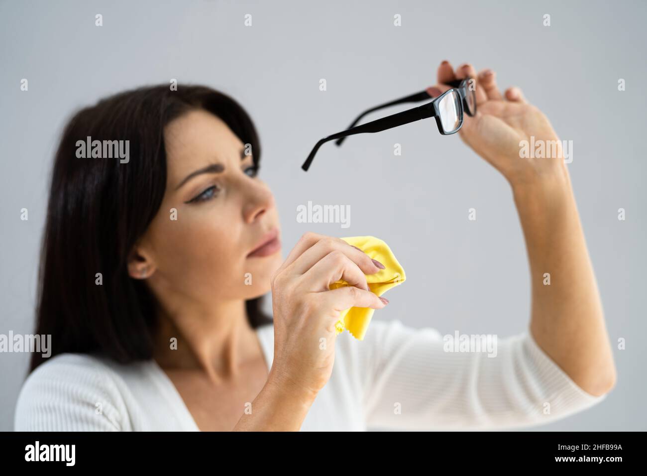 Perfectionist compulsivo ossessivo con occhiali di pulizia per disordine OCD Foto Stock