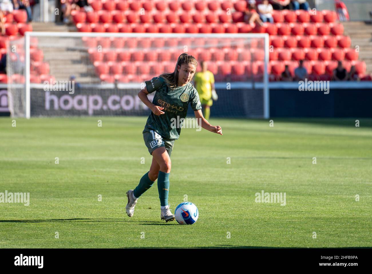 Adelaide, Australia. 15th Jan 2022. Adelaide, South Australia, Janua Leah Davidson (18 Melbourne City) guida con la palla durante la partita delle Donne Liberty A-League tra Adelaide United e Melbourne City al Coopers Stadium di Adelaide, Australia. NOE Llamas/SPP Credit: SPP Sport Press Photo. /Alamy Live News Foto Stock