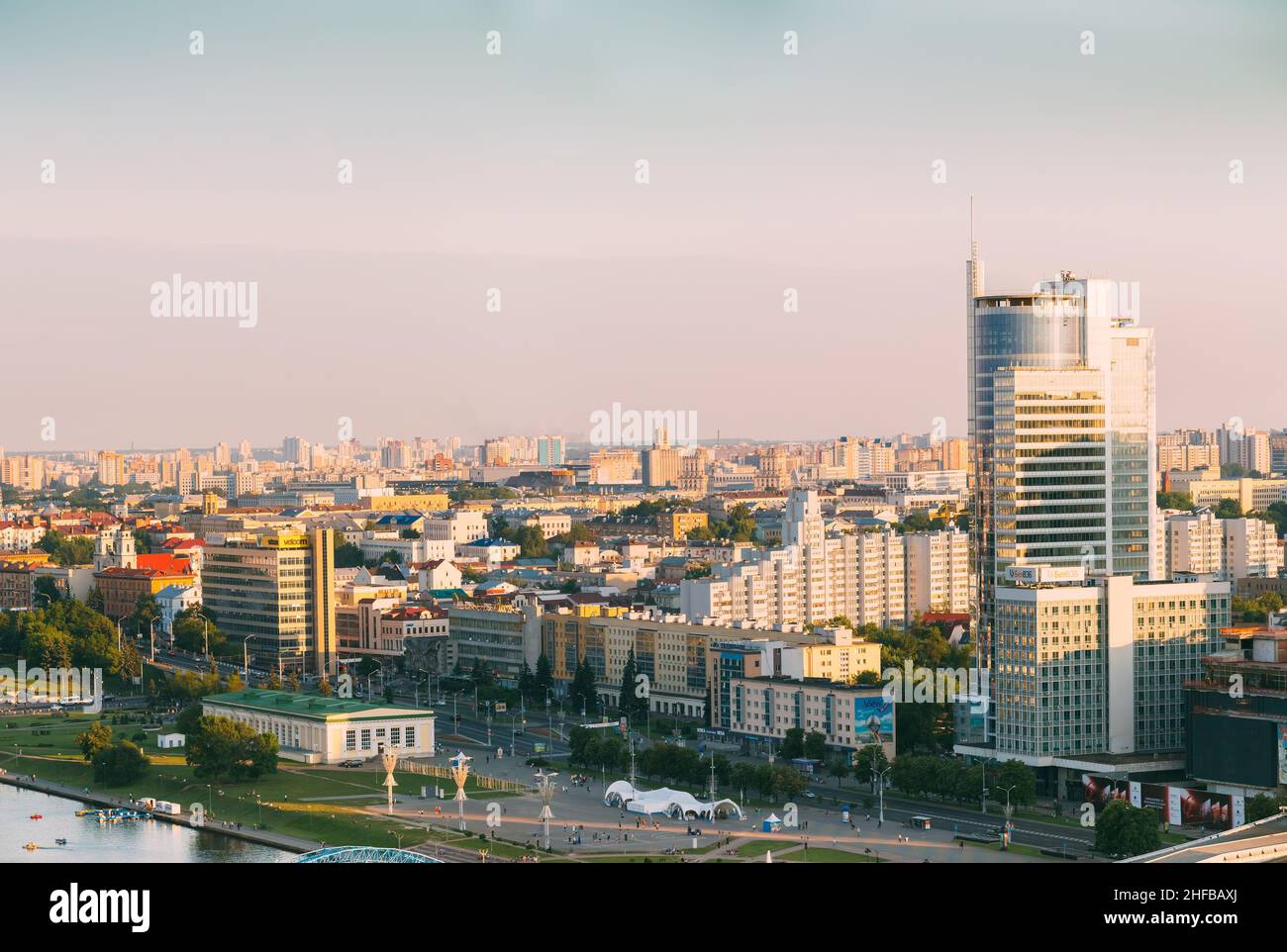 Paesaggio urbano di Minsk, Bielorussia. Stagione estiva, ora del tramonto Foto Stock
