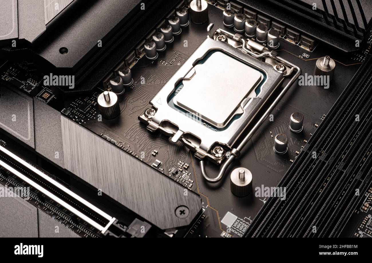 cpu moderna, installata nella scheda madre, costi crescenti e mancanza di concetto di chip, carenza di chip, background tecnologico di computer Foto Stock