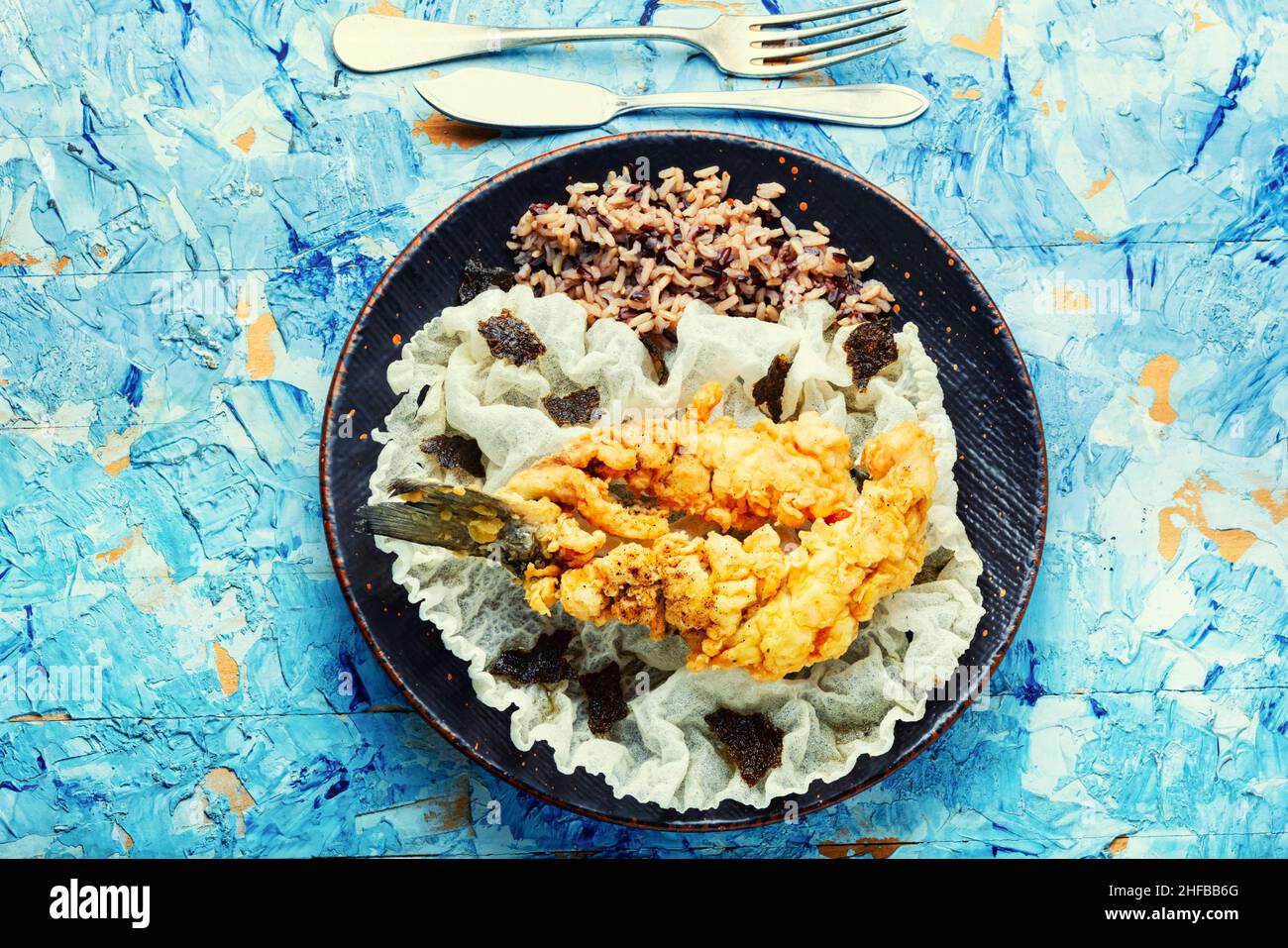 Delizioso branzino fritto con contorno di riso. Foto Stock