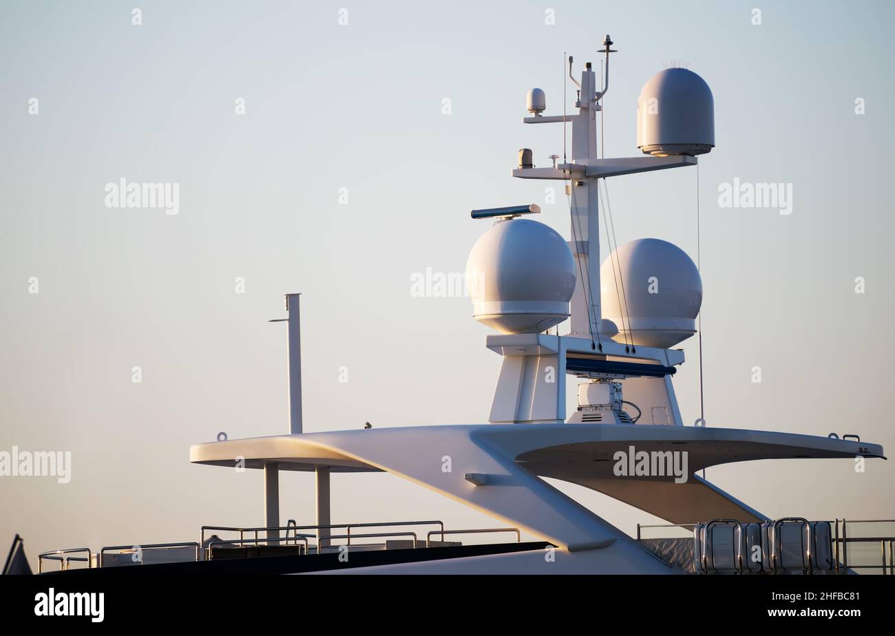 Primo piano del sistema radar di navigazione antenne yacht su sfondo blu cielo. Foto Stock