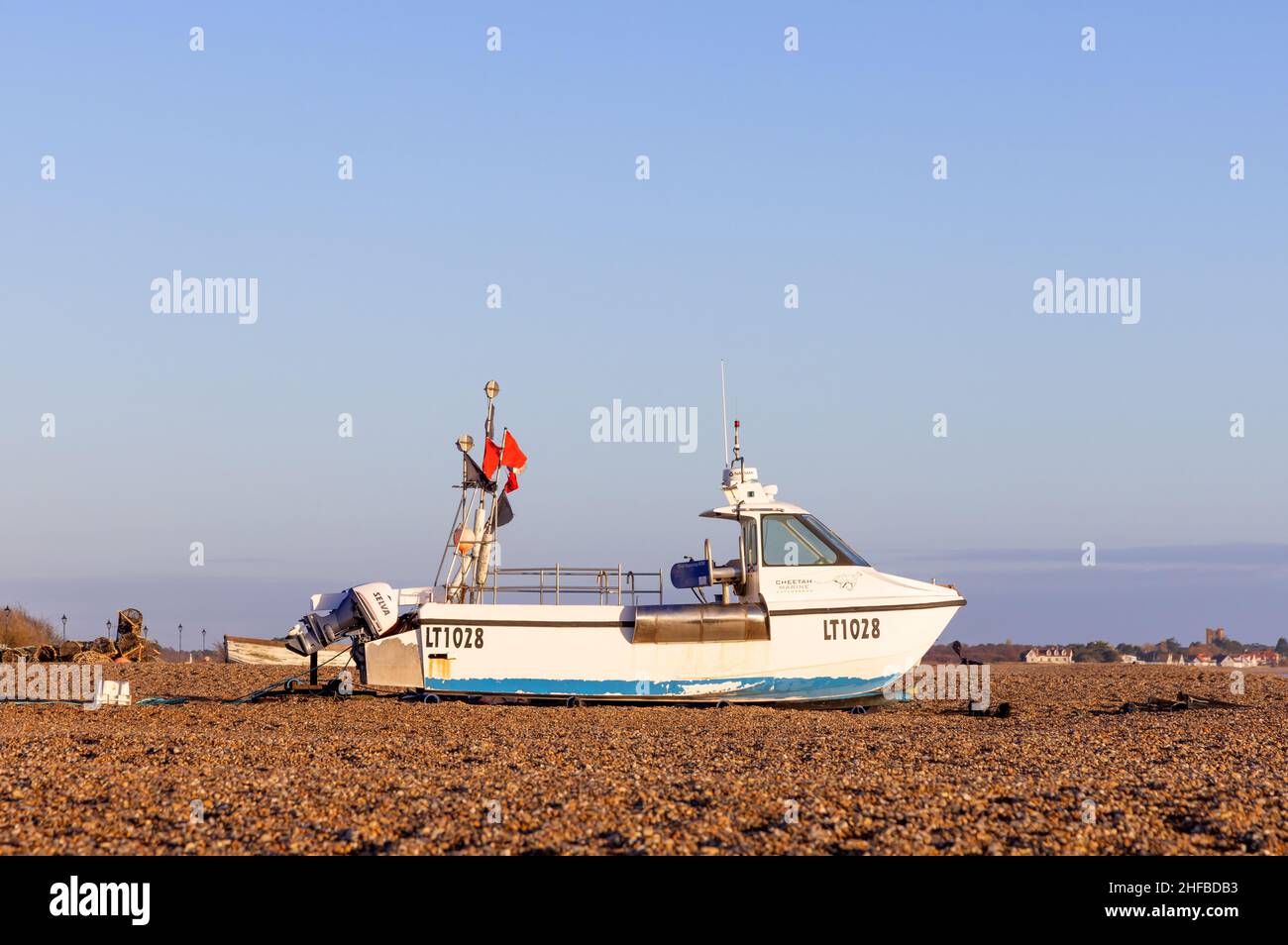 Peschereccio sulla spiaggia di fronte al mare. Aldeburgh. REGNO UNITO Foto Stock