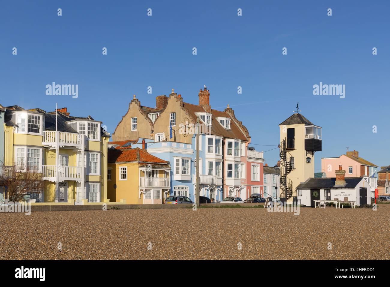 Vista degli edifici colorati su Crag Path di fronte al lungomare di Aldeburgh. REGNO UNITO Foto Stock
