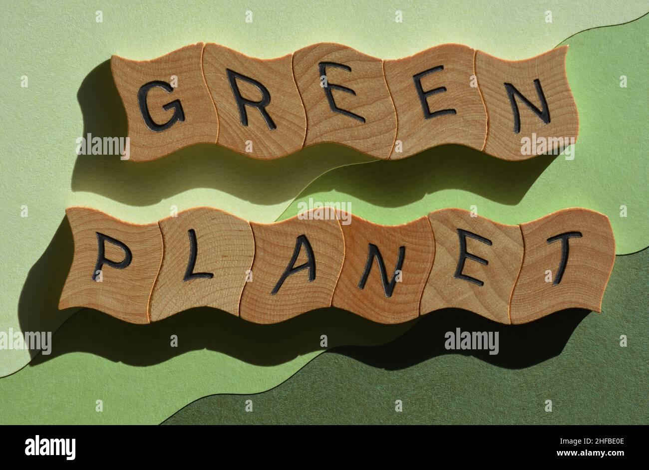 Green Planet, parole in legno lettere alfabetiche isolate sullo sfondo Foto Stock