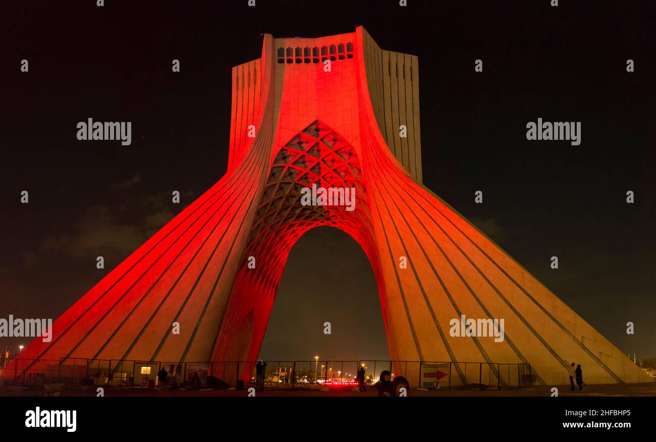 La vista serale illuminata della Torre Azadi (Torre della libertà) è un monumento e un importante punto di riferimento nazionale in Piazza Azadi a Teheran, Iran Foto Stock