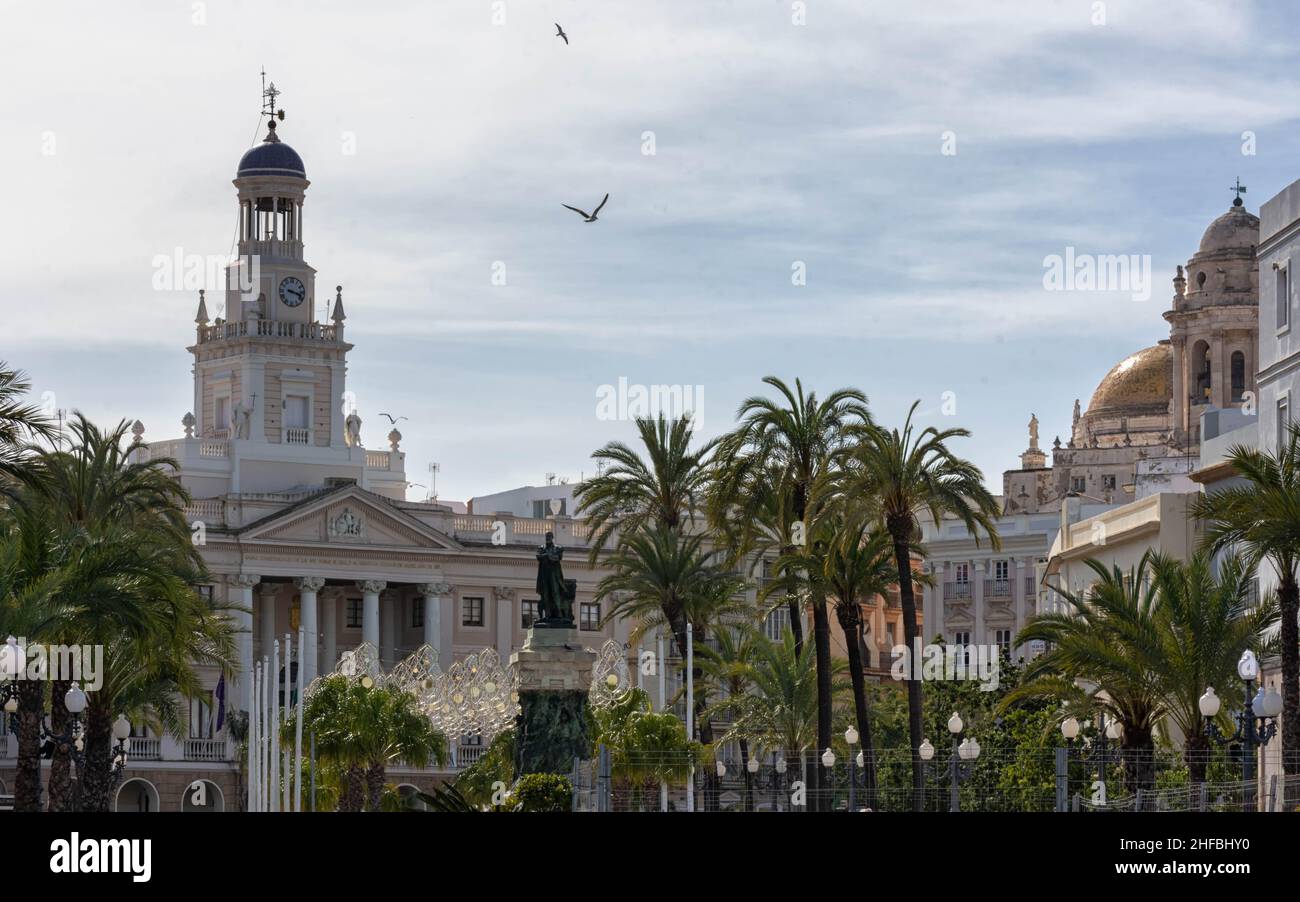 Vista de la Plaza de San Juan de Dios con el Ayuntamiento y estatua a Moret en Cádiz Foto Stock